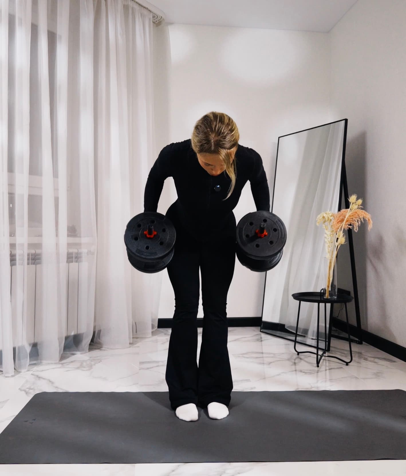 Упражнение с гантелями